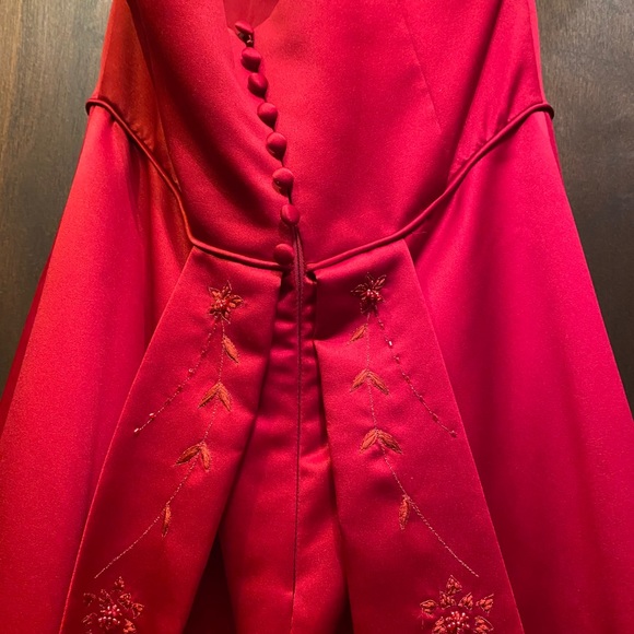 Red ball gown - Picture 6 of 11